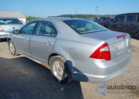 2012 Ford Fusion S z USA, uszkodzony, nr VIN 3FAHP0GA8CR135296